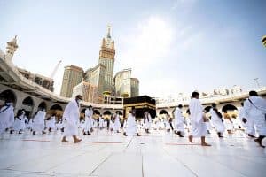 ضيوف الرحمن يؤدون طواف الإفاضة