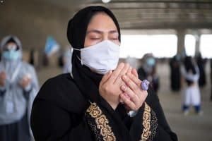 الحجاج يتمون رمي الجمرات الثلاث ويغادرون منى لأداء طواف الوداع