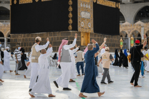 ضيوف الرحمن يودعون البيت العتيق على أمل العودة