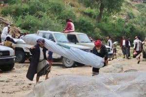 مركز الملك سلمان للإغاثة يوزع مواد إيوائية في رازح بصعدة