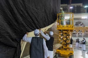 إسدال ثوب الكعبة المشرفة