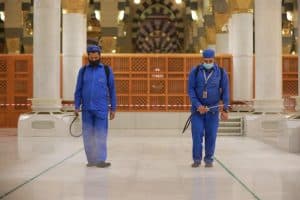 تعقيم سجّاد المسجد النبوي بآلات خاصة قبل إعادة فرشه