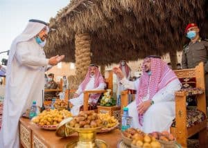 أمير القصيم يزور موسم عنيزة للتمور ويطلع على الصناعات التحويلية لمنتجات التمور
