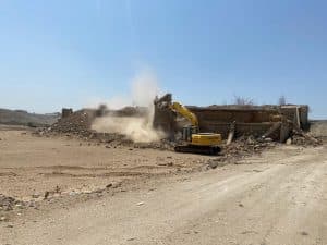 أمانة جدة تزيل تعديات على أراضٍ حكومية بحي البركة