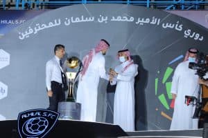 وزير الرياضة يتوّج الهلال بكأس دوري المحترفين