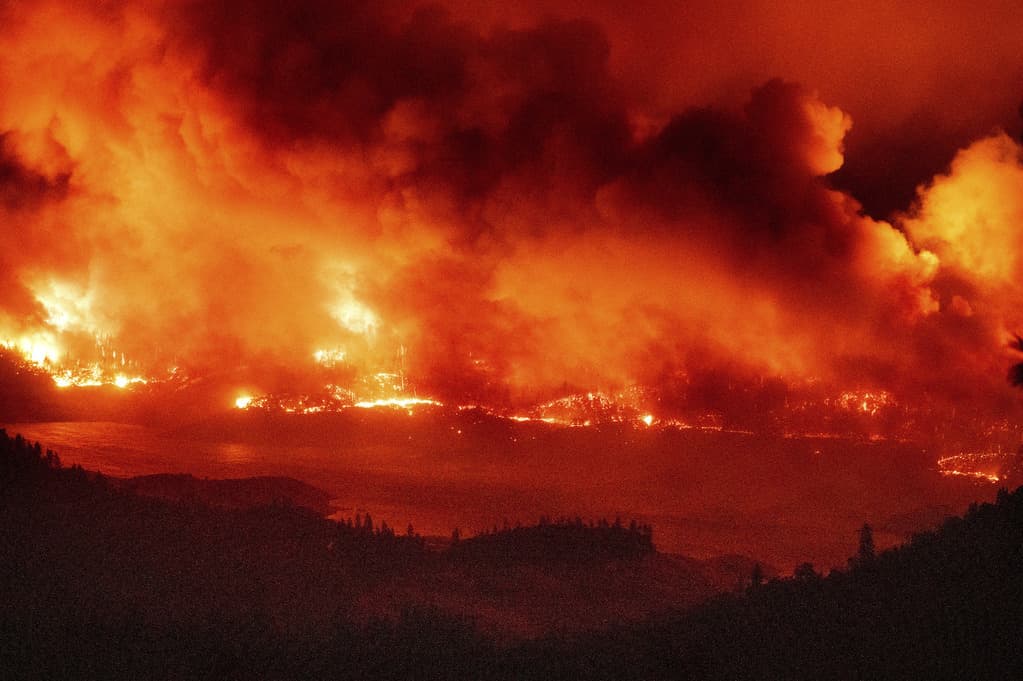 urn-publicid-ap-org-4e293277165179809eab95c8b139a67cCalifornia_Wildfires_62344-1024×681