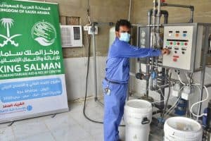مركز الملك سلمان للإغاثة يدشّن محطتي تحلية مياه في حجّة