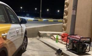 استدعاء مسؤول مؤسسة بعنيزة بعد رصد عامل نائم قرب شارع لحراسة إحدى معداتها
