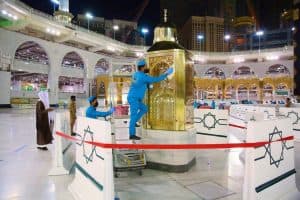 شؤون الحرمين تكثف أعمالها ضمن مبادرة “معا محترزون”