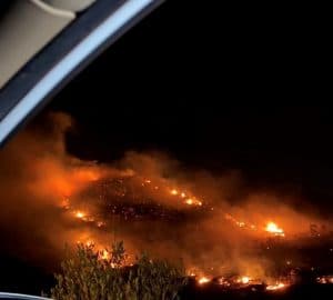 مدني عسير يباشر حريقا بمنطقة جبلية في القوز