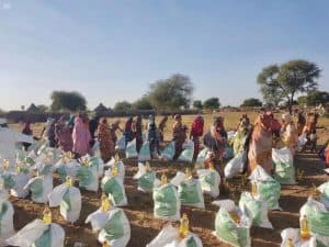 مركز الملك سلمان يوزع 85 طنًا من السلال الغذائية للمتضررين من سيول السودان
