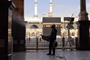 25 فرقة متخصصة بأعمال الرش بالمسجد الحرام على مدار الساعة
