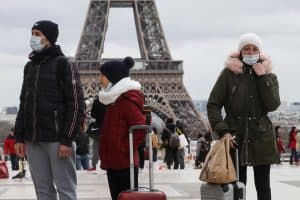 تخفيف قيود احتواء كورونا في بعض الدول الأوروبية مع اقتراب الميلاد