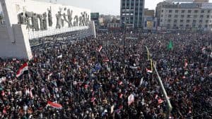 عشرات الآلاف من أنصار التيار الصدري يتظاهرون في بغداد