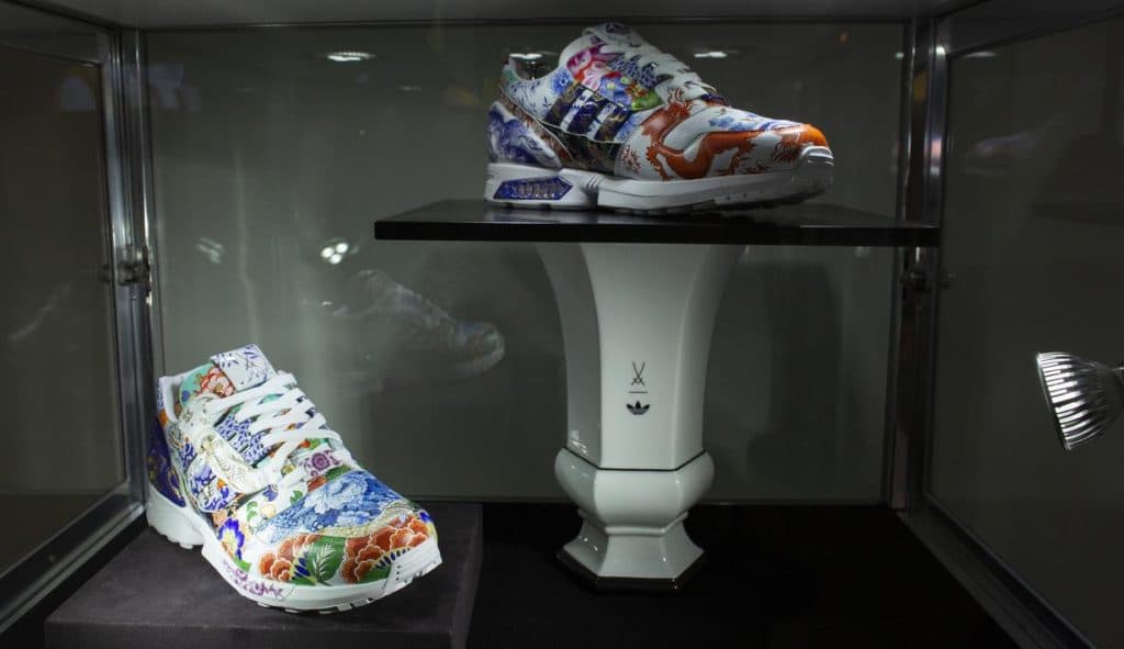 011531600_1607153363-20201204-Adidas_ZX8000_yang_Dibuat_dengan_Bahan_Porselen-AFP_2