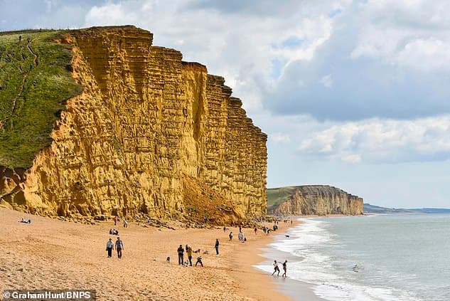 36789482-9048639-The_West_Bay_cliffs_which_featured_in_the_ITV_production_Broadch-m-123_1607877359146