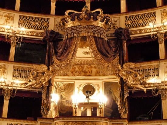 Teatro-di-San-Carlo-the-oldest-opera-house-in-the-world-2