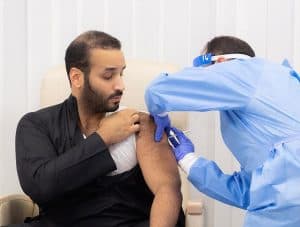 ولي العهد يتلقى الجرعة الأولى من لقاح كورونا