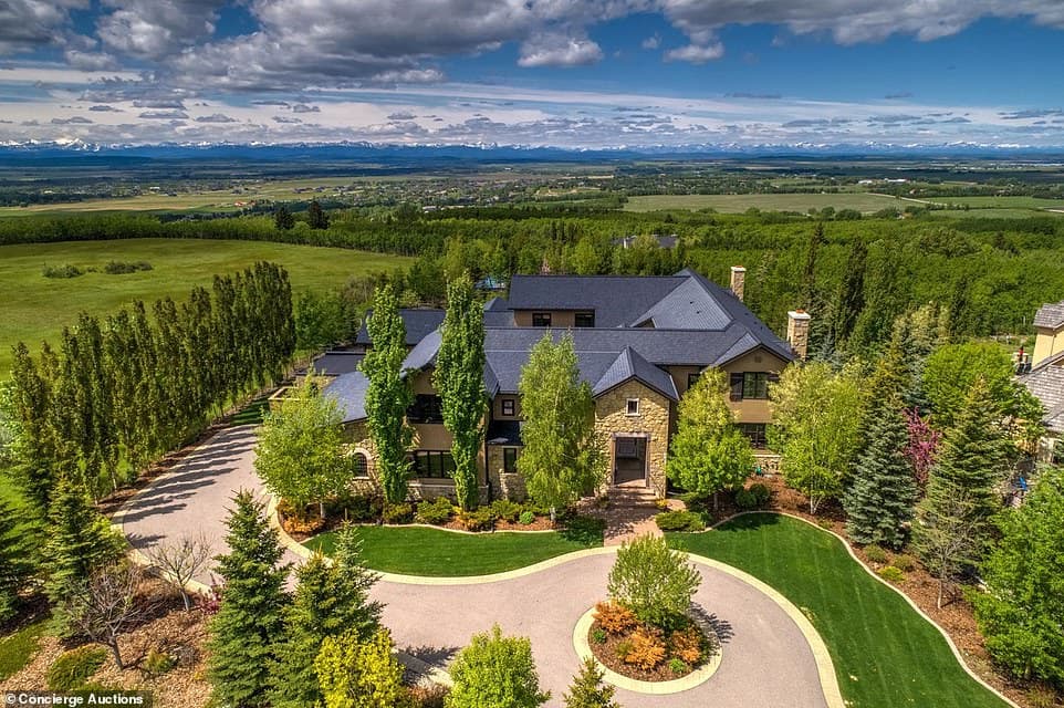 37455618-9102353-The_Canadian_mansion_that_was_home_to_Leonardo_DiCaprio_as_he_fi-a-27_1609437962909
