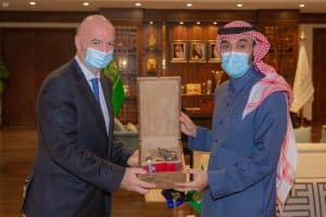 وزير الرياضة يجتمع مع رئيس الاتحاد الدولي لكرة القدم