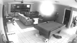 سيدة حامل تقفز كأنها حارسة مرمى لإنقاذ ابنتها قبل السقوط