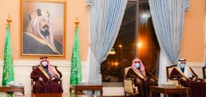 أمير تبوك يلتقي رؤساء المحاكم والمواطنين ومديري الإدارات الحكومية