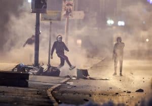 توقيف أكثر من 600 شخص ونشر الجيش بعد الاضطرابات في تونس