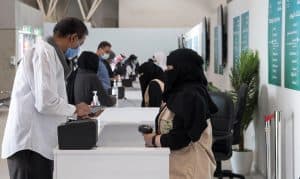 “الصحة” تدعو إلى التسجيل في تطبيق صحتي للحصول على لقاح كورونا