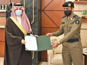 أمير الشرقية يكرم ضابطاً تقديراً لإخلاصه في أداء عمله