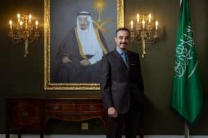 سفير المملكة في لندن يشيد بموقف مبتعث أنقذ بريطانياً من الغرق
