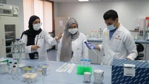 جامعة الإمام عبدالرحمن توقّع عقد المرحلة الأولى من التجارب السريرية للقاح كورونا