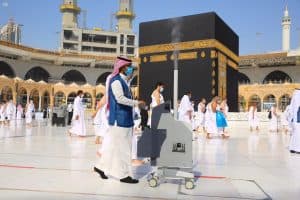 الرئاسة العامة لشؤون الحرمين توزع أكثر من 300 جهاز آلي لتعقيم الأيدي بالمسجد الحرام