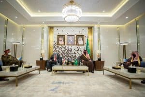الأمير عبدالعزيز بن سعود يعقد جلسة مباحثات مع وزير الداخلية العراقي