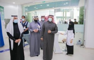 الأمير عبدالرحمن بن عبد الله يزور مركز لقاحات كورونا بالمجمعة