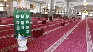 “الشؤون الإسلامية” تغلق 12 مسجدًا مؤقتًا في عدد من المناطق بعد ثبوت حالات إصابة بفيروس كورونا
