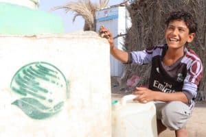 مركز الملك سلمان يواصل الإمداد المائي والإصحاح البيئي بالحديدة