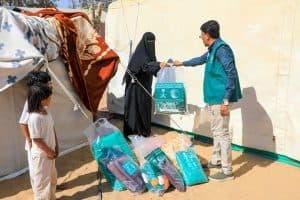 مركز الملك سلمان يوزع 4,000 حقيبة شتوية في مديريات مأرب