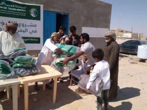 مركز الملك سلمان يدشن توزيع الكسوة الشتوية في “حات” و”قشن” بالمهرة