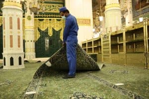 استخدام أكثر من 23 ألف لتراً لتعقيم وتعطير سجّاد الروضة الشريفة وممرّ باب السلام