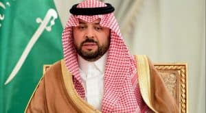 أمير الحدود الشمالية يتفقد جاهزية مركز لقاحات كورونا في طريف