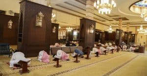 إغلاق 8 مساجد مؤقتاً في 3 مناطق إثر إصابات بكورونا