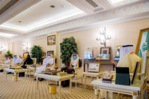 أمير القصيم يتسلم التقرير السنوي لأعمال فرع وزارة الموارد البشرية بالمنطقة