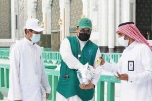 100 موظف يشرفون على توزيع 25 ألف وجبة إفطار في ساحات المسجد الحرام