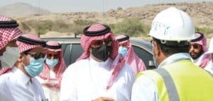 أمير عسير يطلع على مراحل تنفيذ مشروع الخط الناقل للمياه المجددة