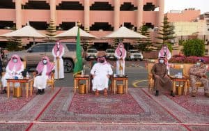 أمير عسير يلتقي مسؤولي المنطقة