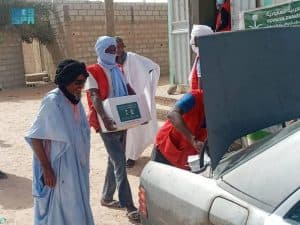 مركز الملك سلمان للإغاثة يواصل توزيع السلال الغذائية الرمضانية في موريتانيا