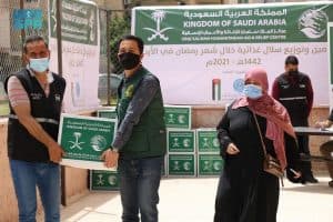 مركز الملك سلمان يواصل توزيع السلال الرمضانية في الأردن