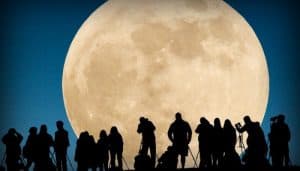 ظهور القمر العملاق في سماء المملكة بعد غروب شمس 27 إبريل