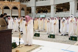 جموع من المسلمين يؤدون صلاة عيد الفطر المبارك في رحاب المسجد الحرام