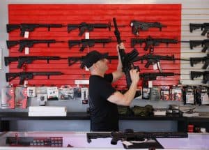 قاض أميركي يلغي حظرا تفرضه كاليفورنيا على الأسلحة الهجومية